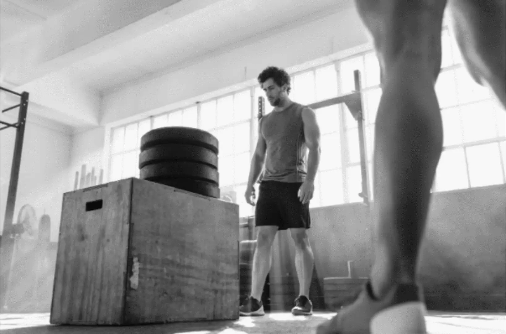 Athlet beim Krafttraining im Studio