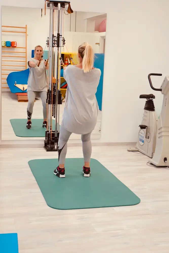 Training an der Sprossenwand mit Ergometer