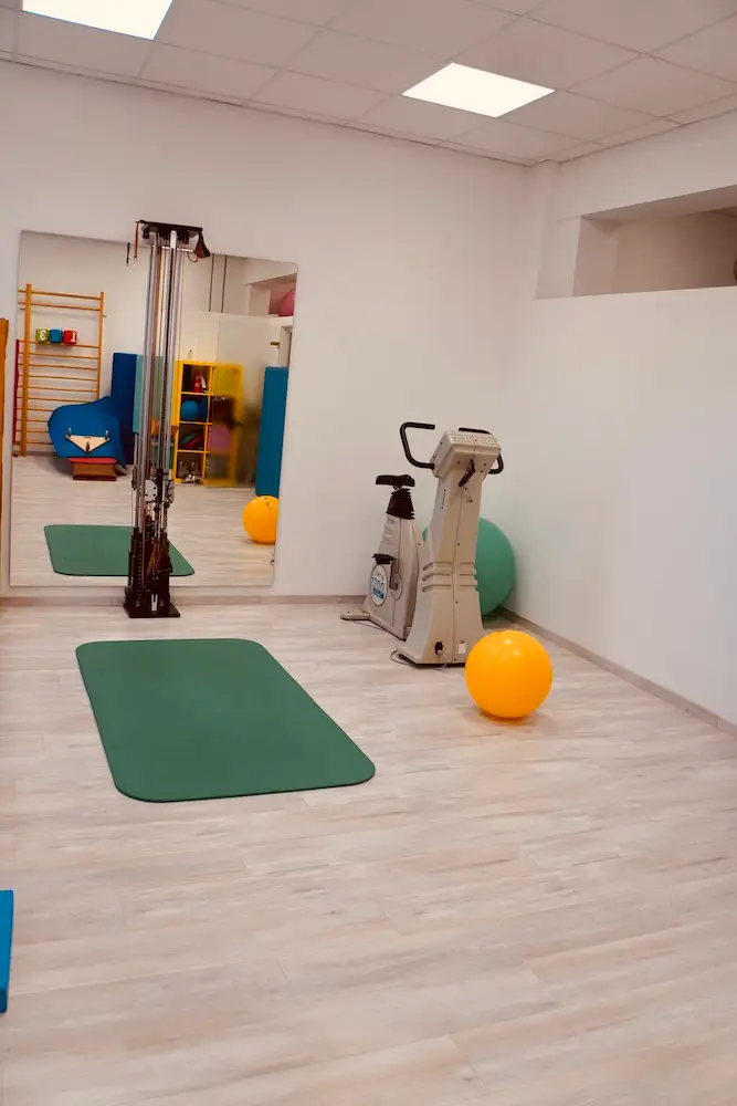 Trainingsraum mit Sprossenwand und Ergometer